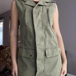 Khaki green sleeveless vest with pockets #